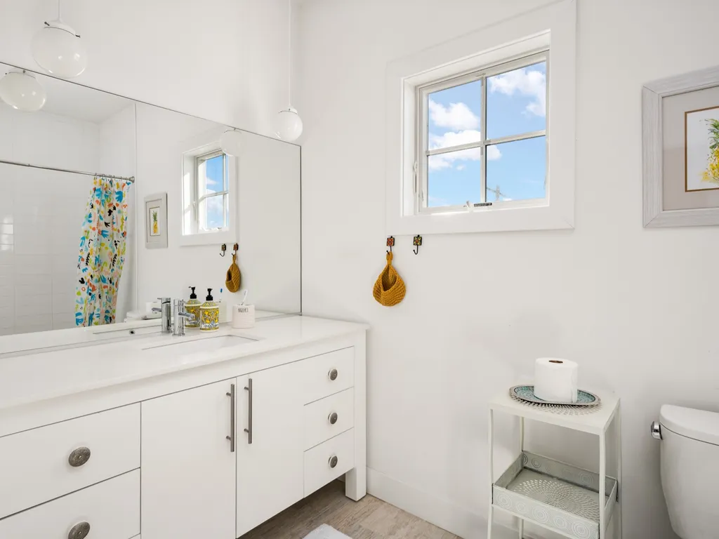2nd floor bathroom 