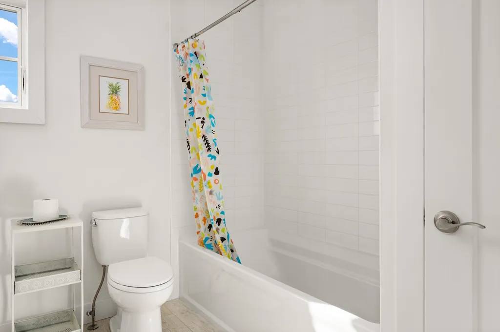 2nd floor full bathroom 