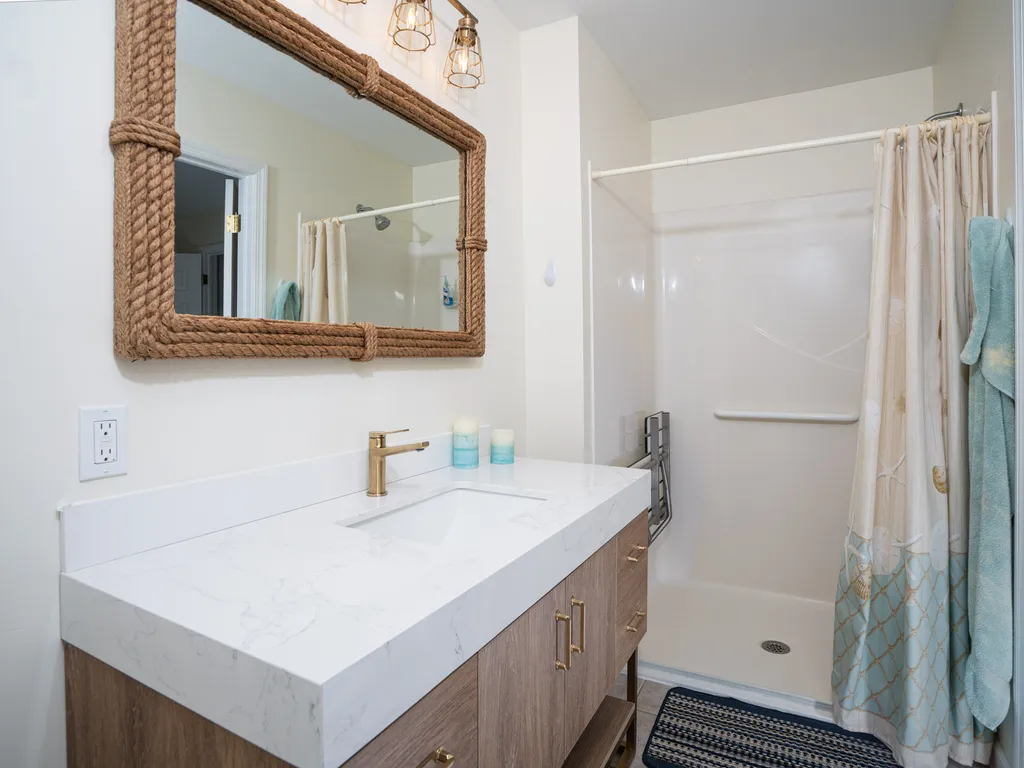 1st Floor Master Bathroom