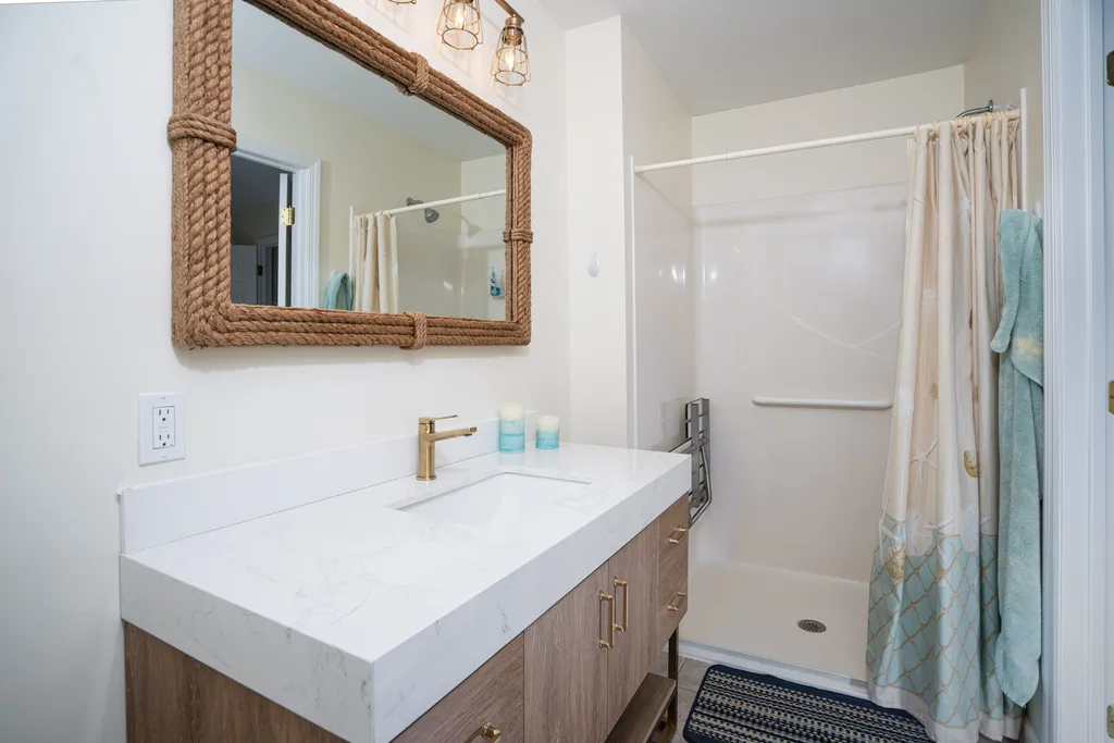 1st Floor Master Bathroom