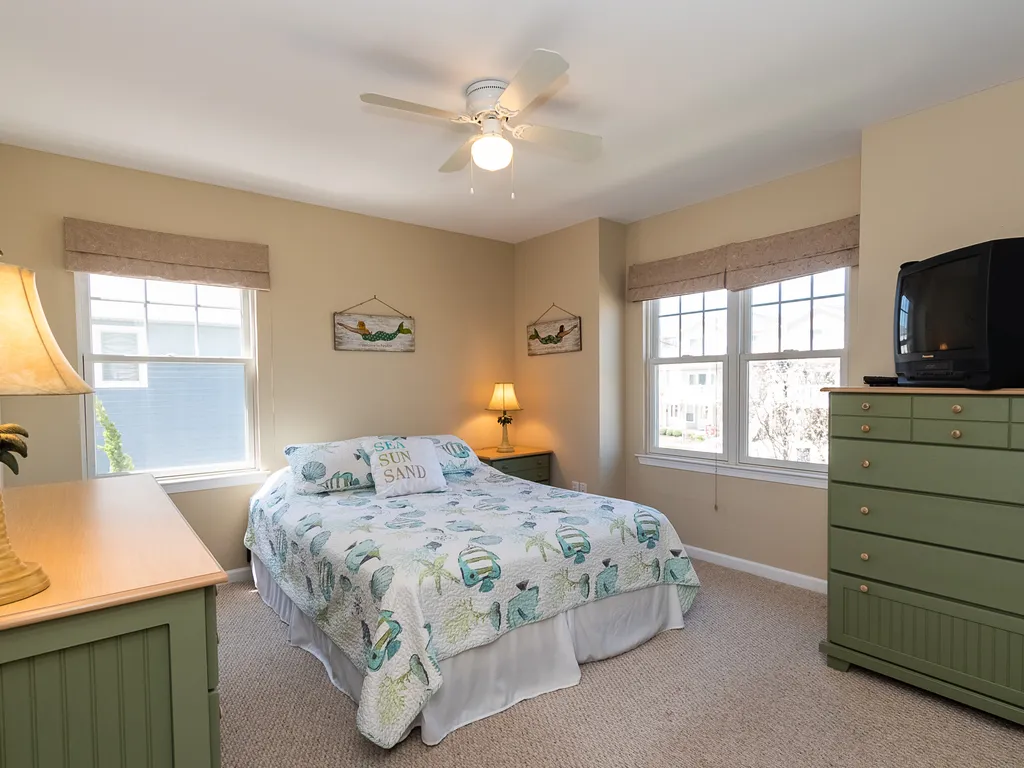 Queen Bed, Main level