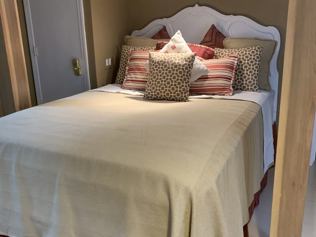 Queen bedroom with thomasville headboard