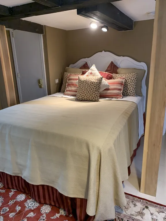 Queen bedroom with thomasville headboard