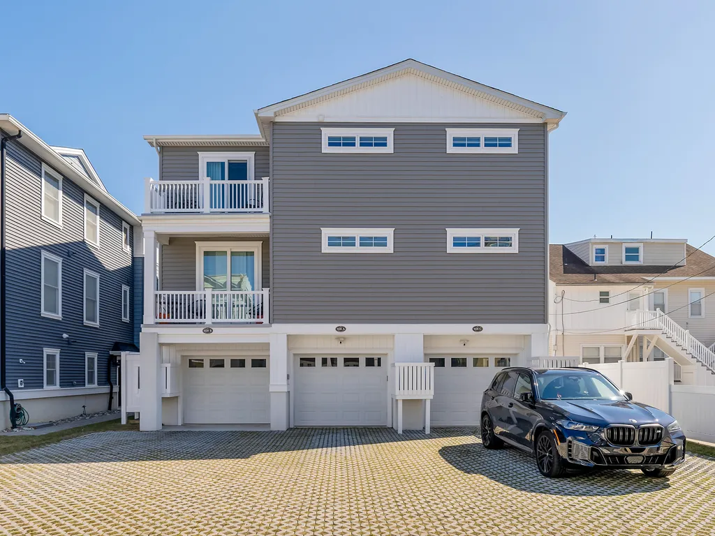 Garage with 2 Additional Parking Spaces