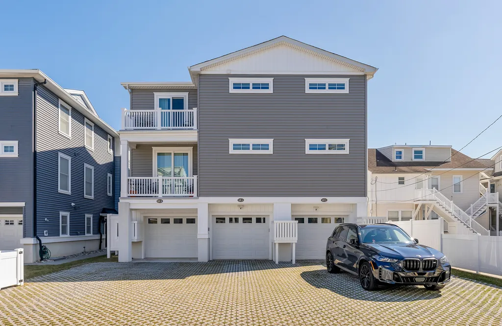 Garage with 2 Additional Parking Spaces