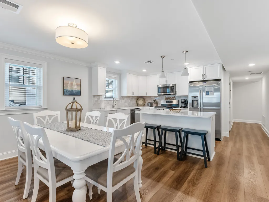 Kitchen with Dining Table