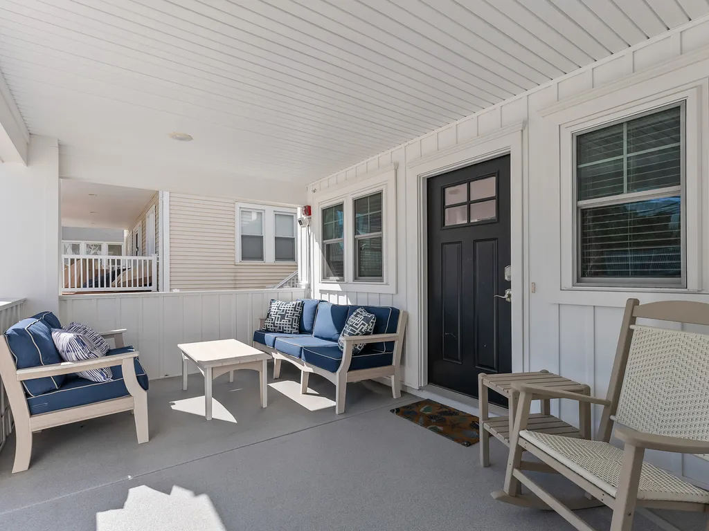 Fully Furnished Wraparound Patio