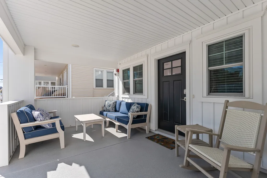 Fully Furnished Wraparound Patio