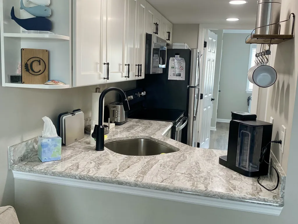 Beautiful Kitchen with Quartz countertops. Full Oven