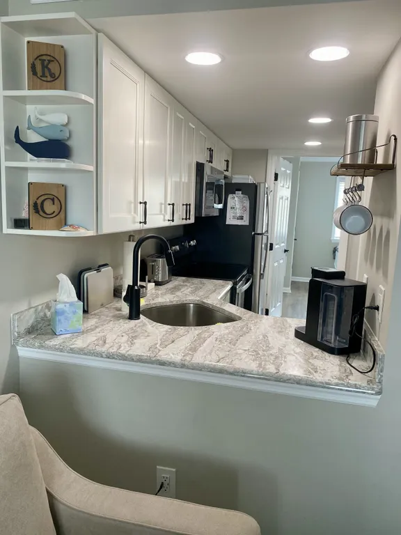 Beautiful Kitchen with Quartz countertops. Full Oven