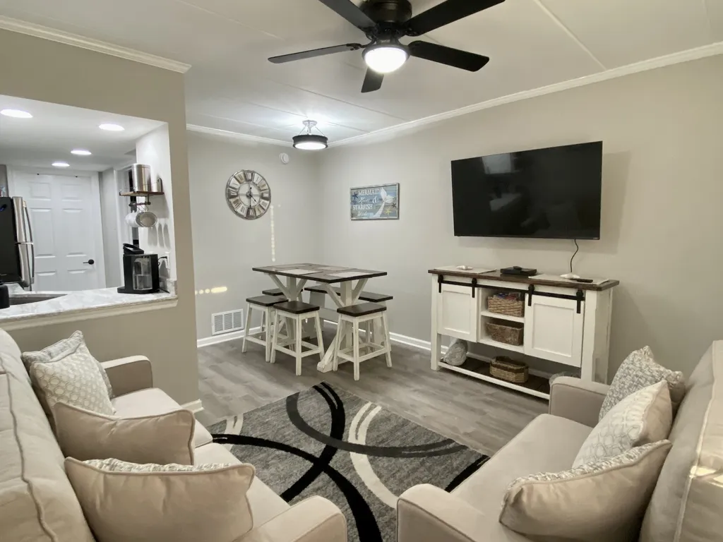 Cute &amp;amp; Cozy Living Room!!