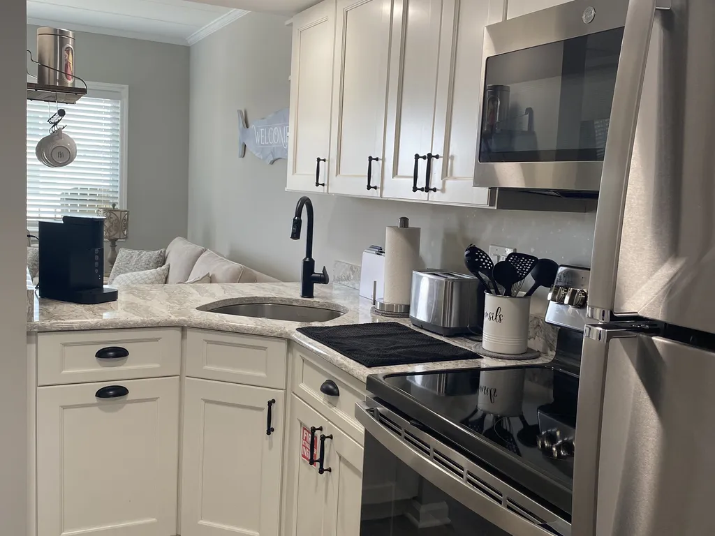 Gorgeous full kitchen.