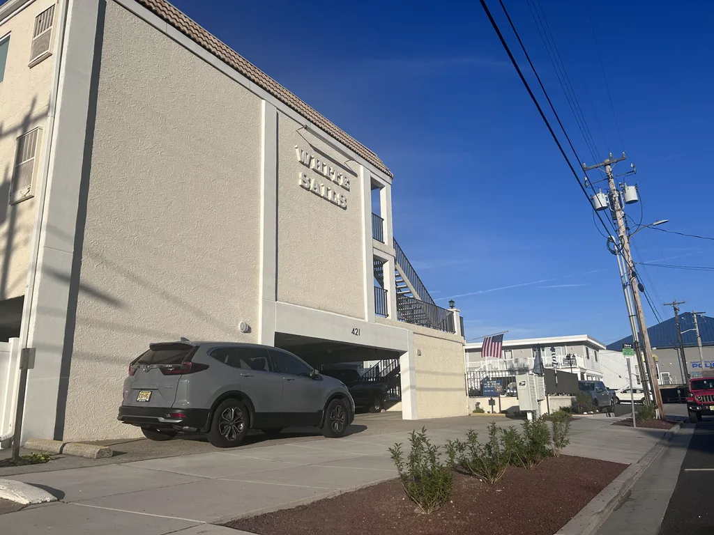 Side view / car port parking entrance