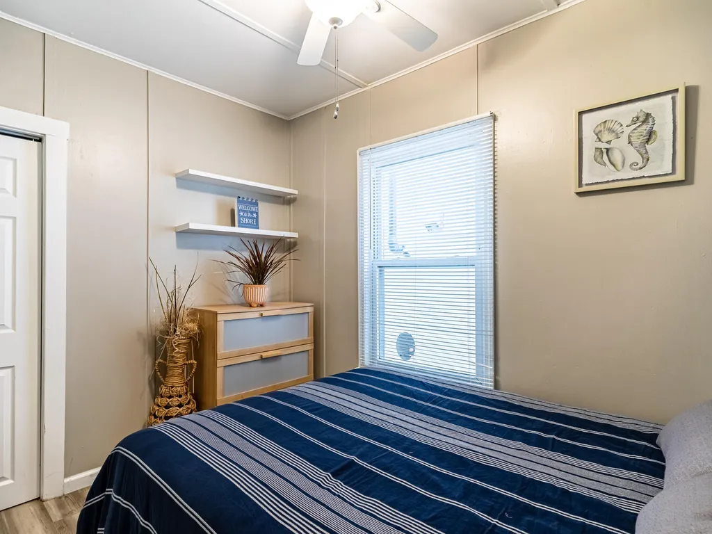 Bedroom 2: queen sized bed