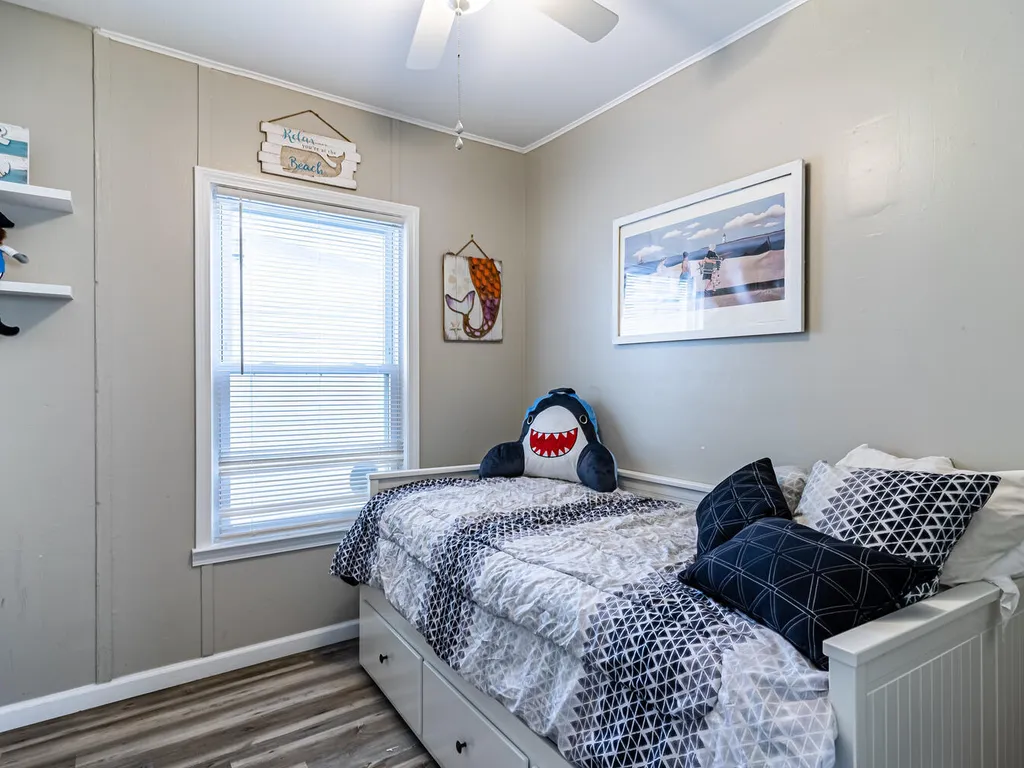 Bedroom 3: two twin trundle