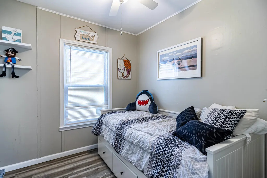 Bedroom 3: two twin trundle