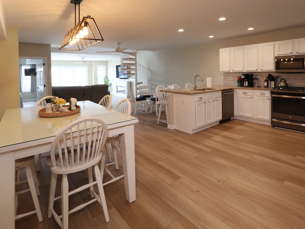 Entryway/Dining Area