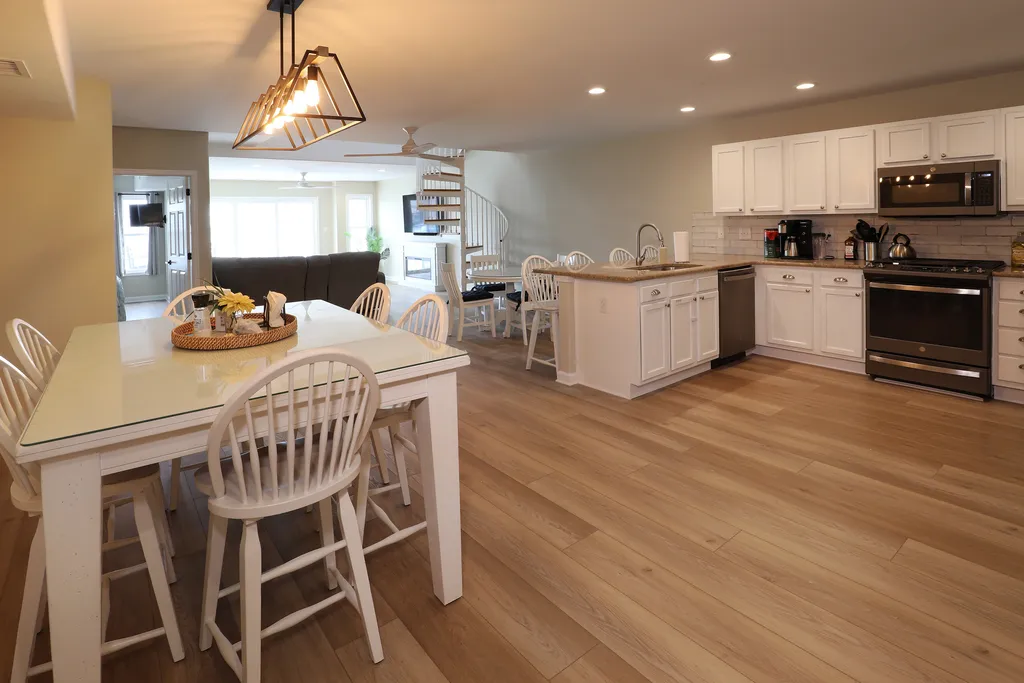 Entryway/Dining Area