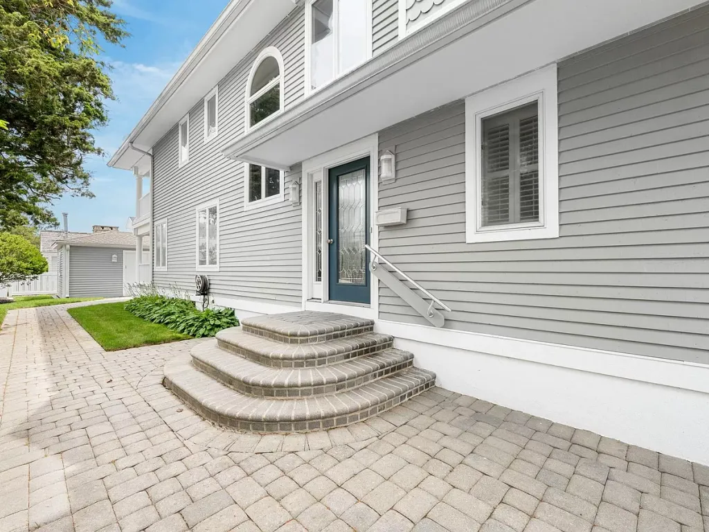 Entrance and driveway