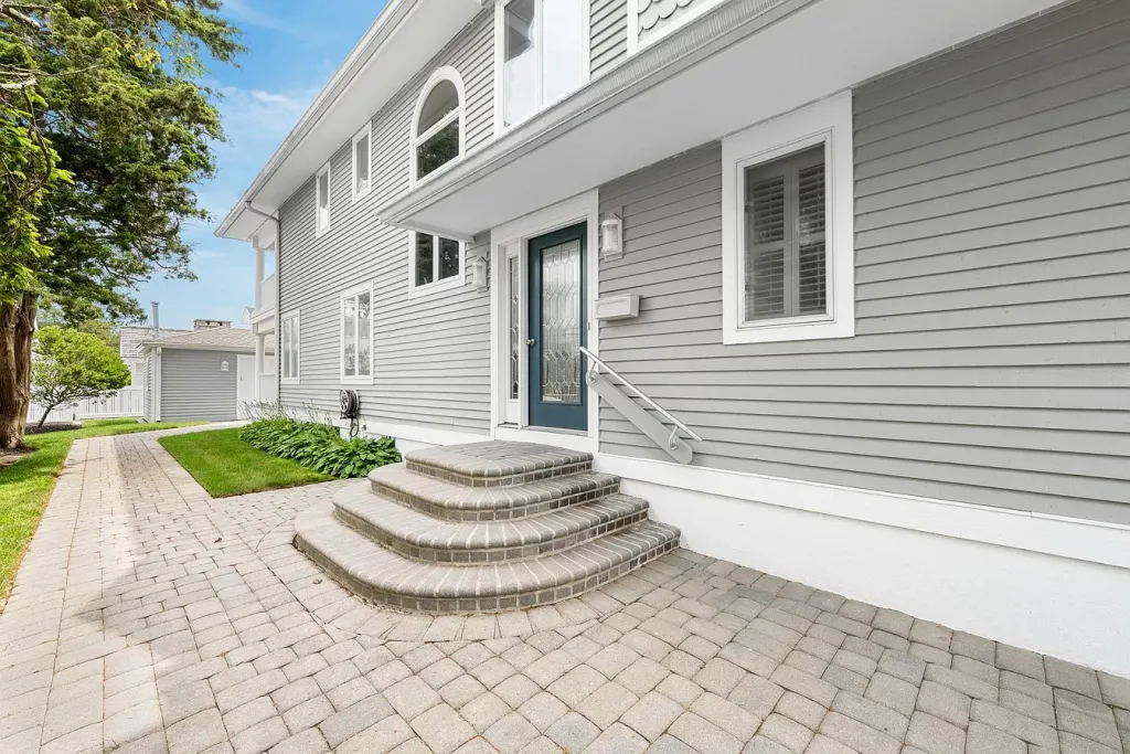 Entrance and driveway