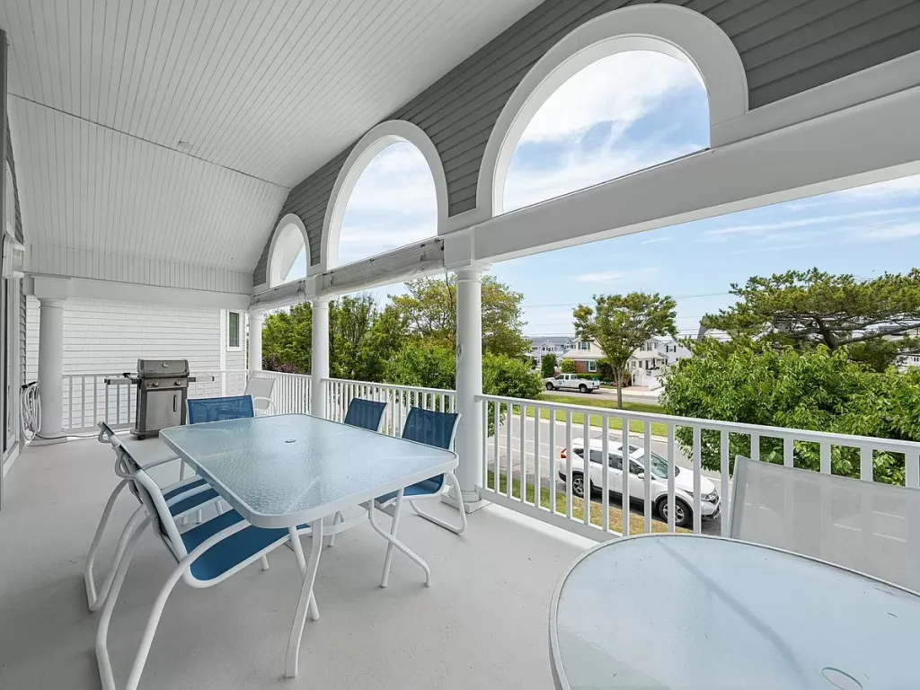 Front deck with gas grill