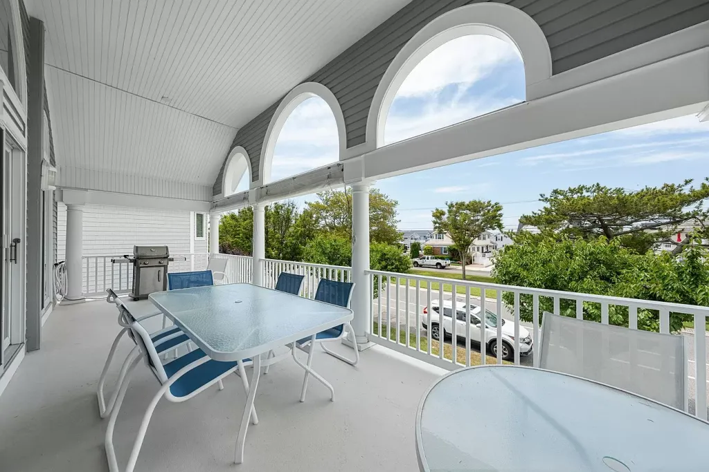 Front deck with gas grill
