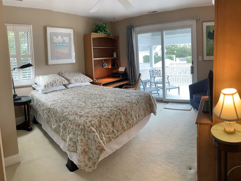 B/R2 queen bedroom
