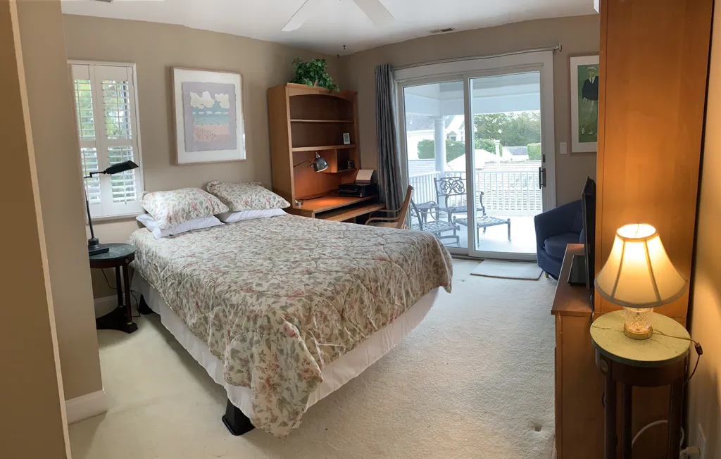 B/R2 queen bedroom