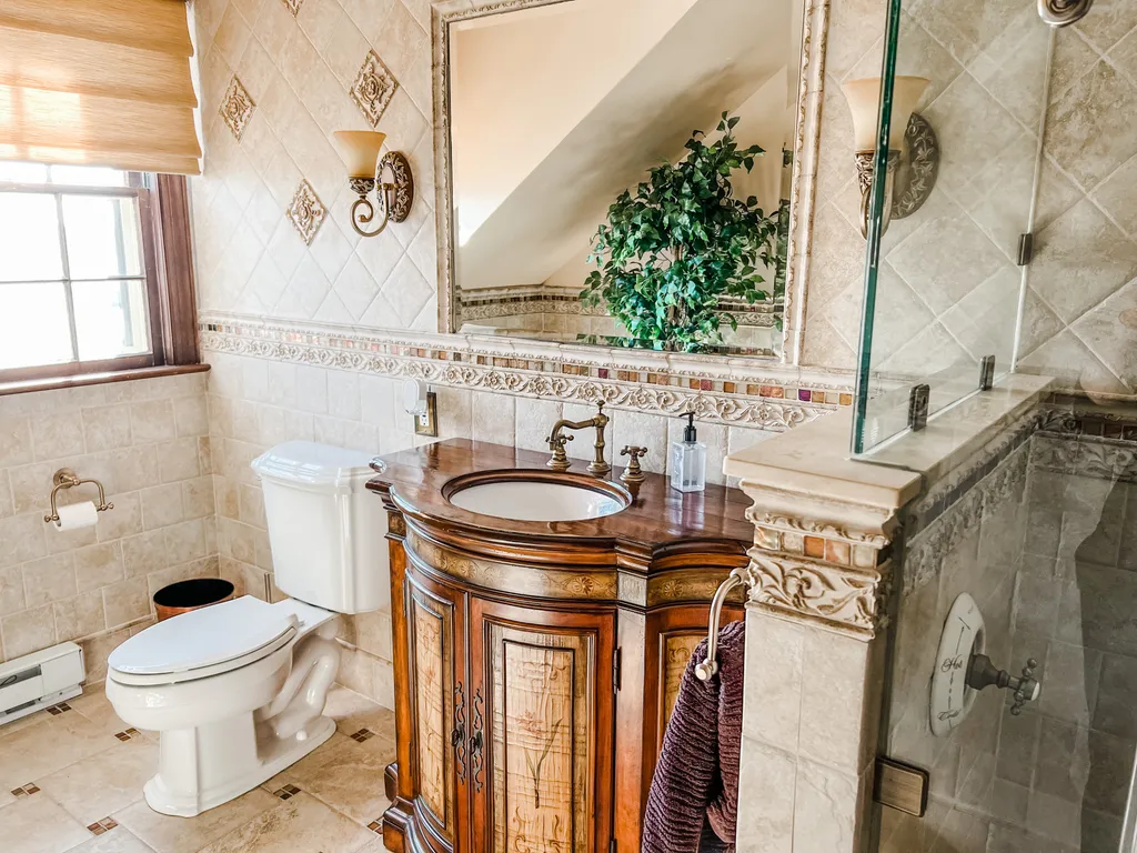 Full Bathroom (Third Floor)
