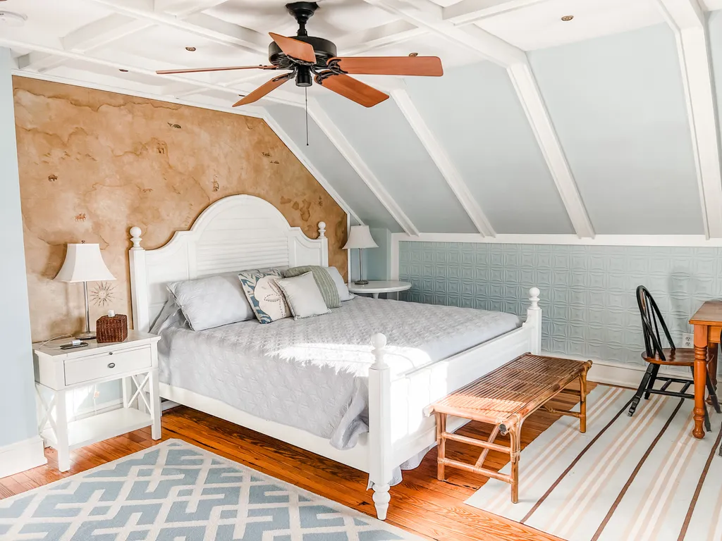 King Bedroom (Third Floor)
