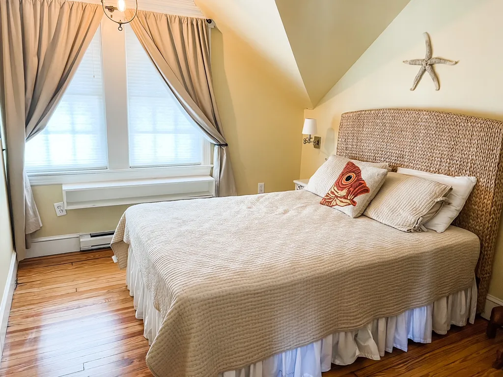 Queen Bedroom (Third Floor)
