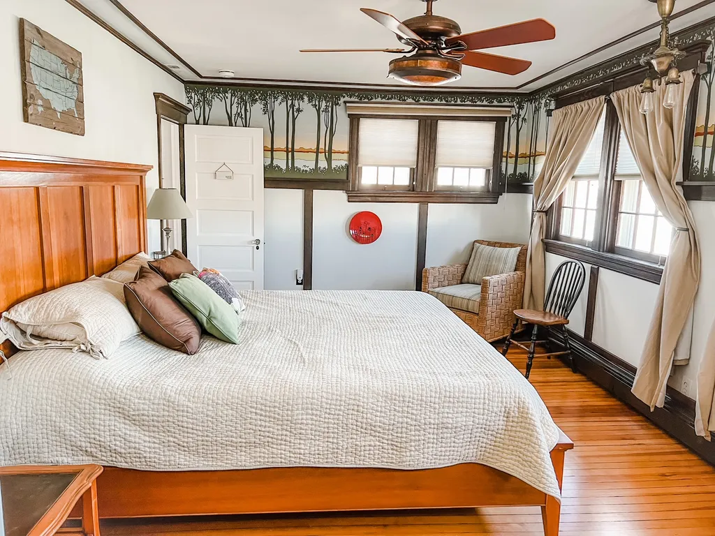 King Bedroom - Guest (2nd Floor)