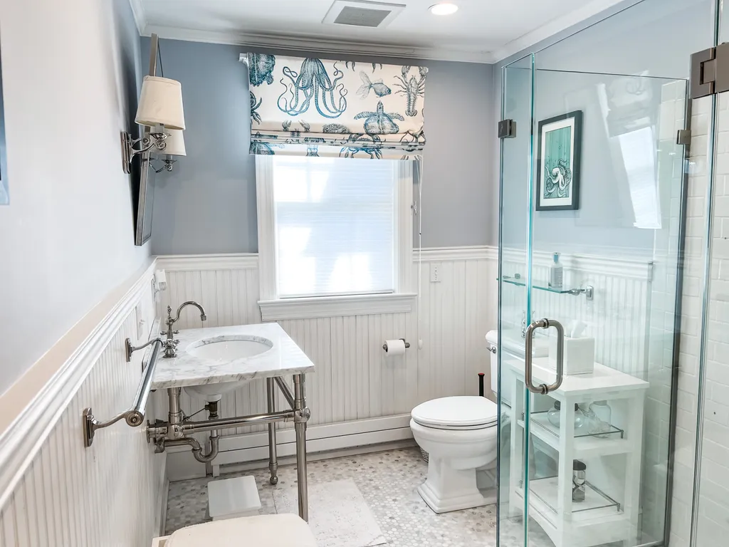 Full Bath (2nd Floor)