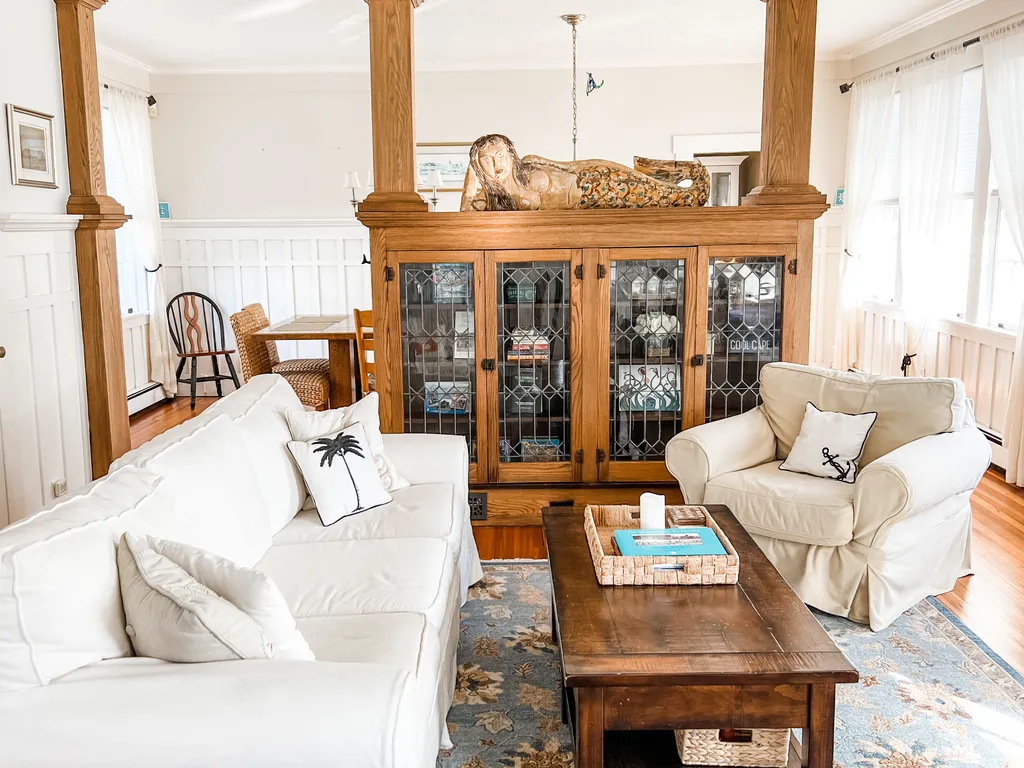 Living Room/Entry (Main Floor)