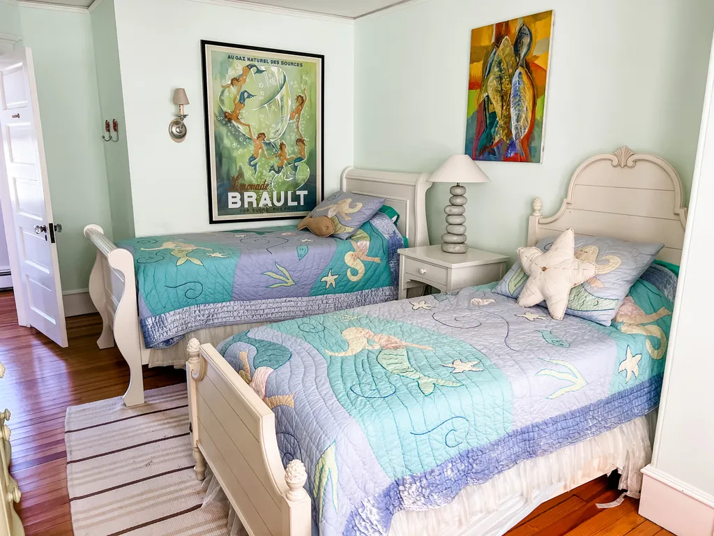 Twin Bedroom (2nd Floor)
