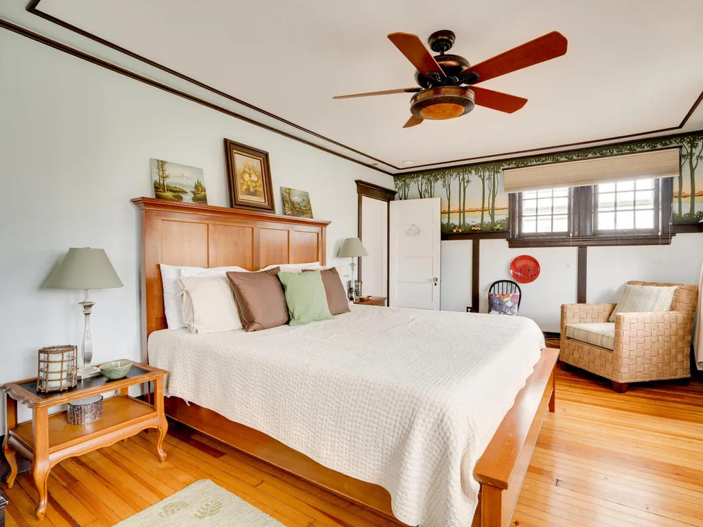 King Bedroom - Guest (2nd Floor)