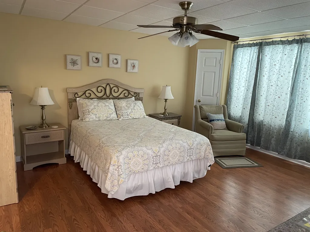 Master Bedroom - Queen Bed