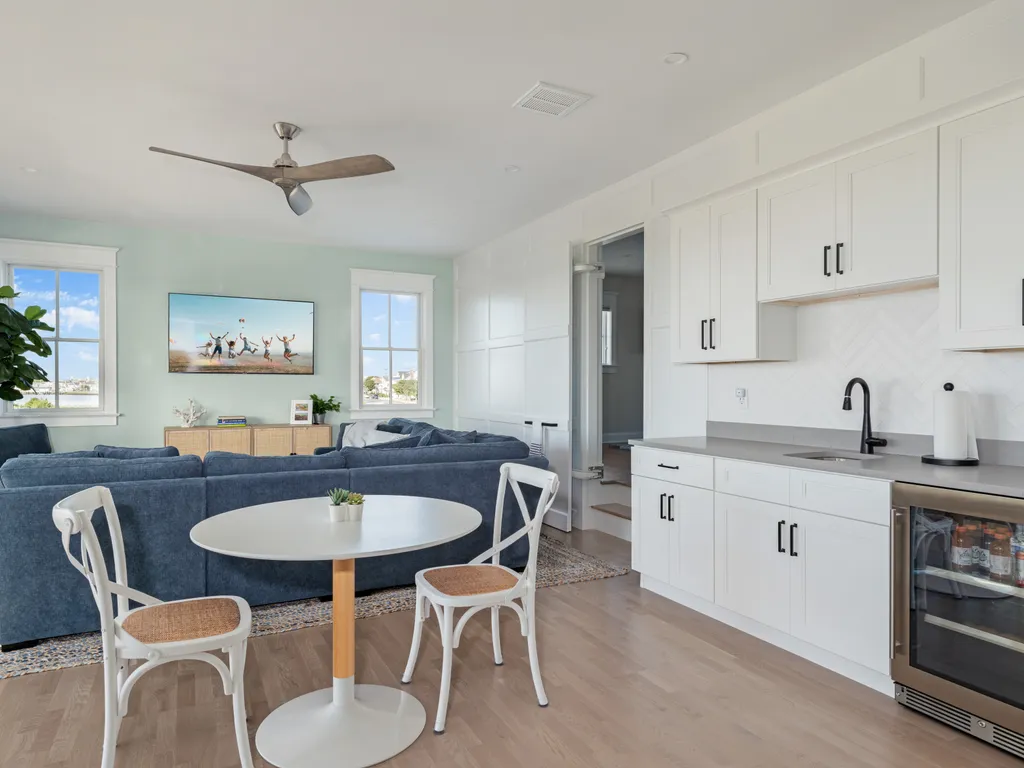 Stylish space for coffee, snacks, or dinner