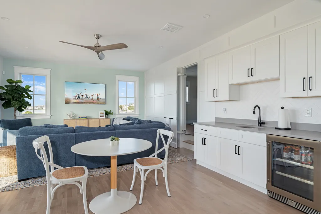 Stylish space for coffee, snacks, or dinner