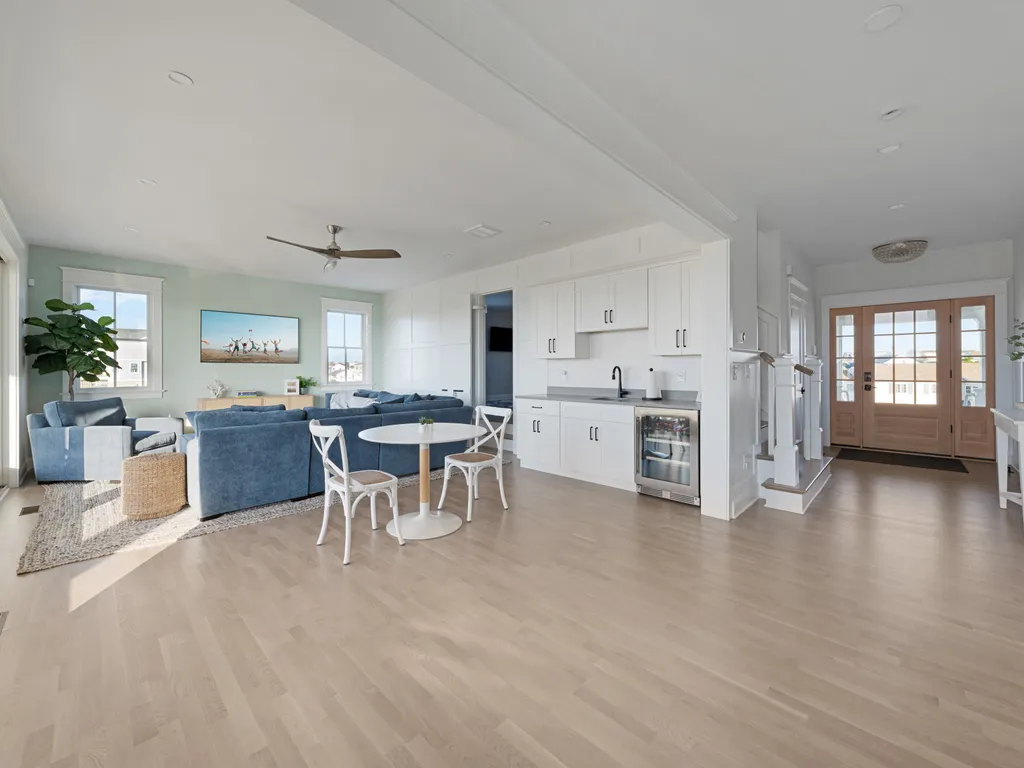 Modern comfort, beach vibes included