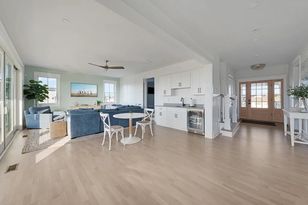 Modern comfort, beach vibes included
