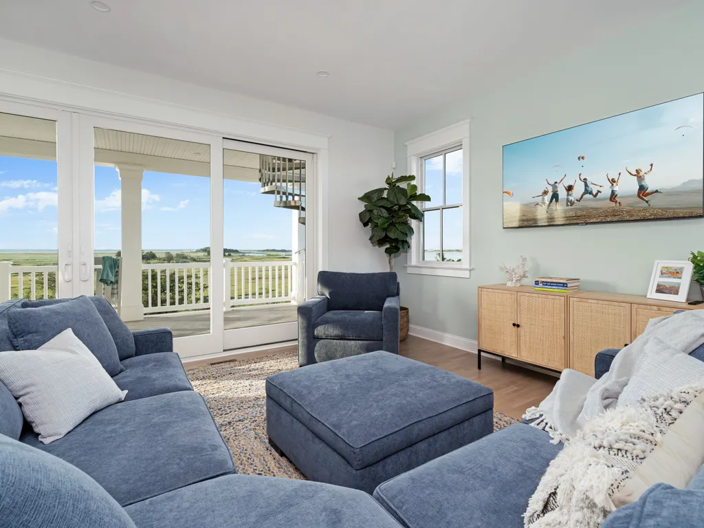 Modern comfort, beach vibes included