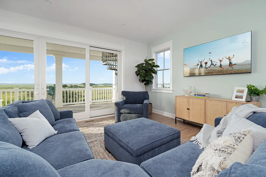 Modern comfort, beach vibes included