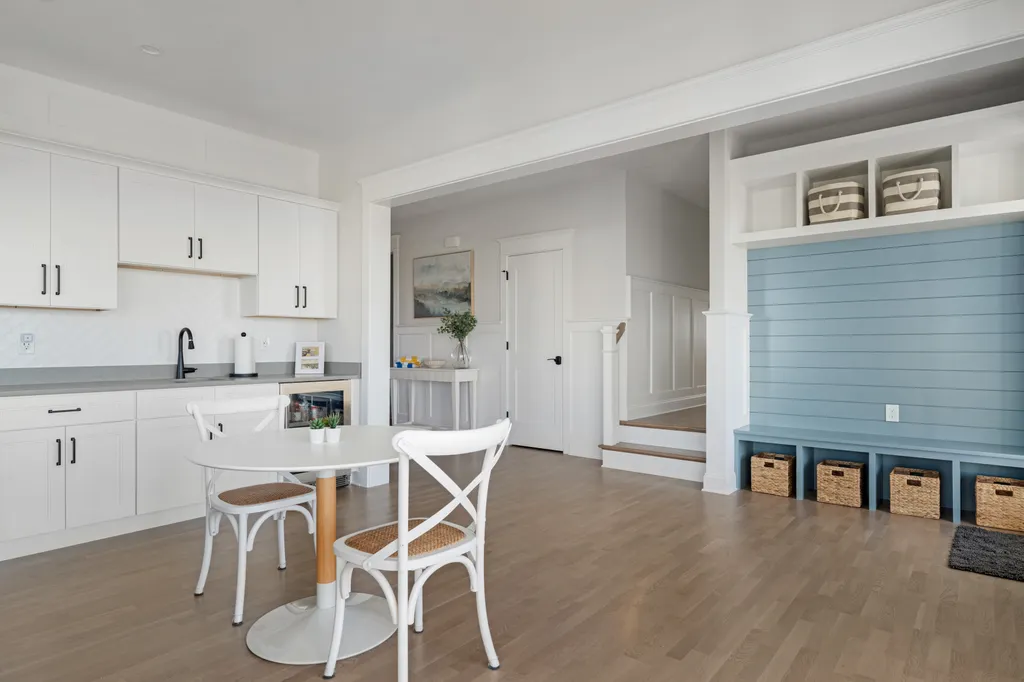 Stylish space for coffee, snacks, or dinner