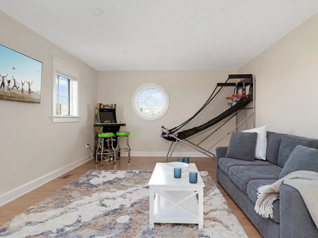 Modern comfort, beach vibes included