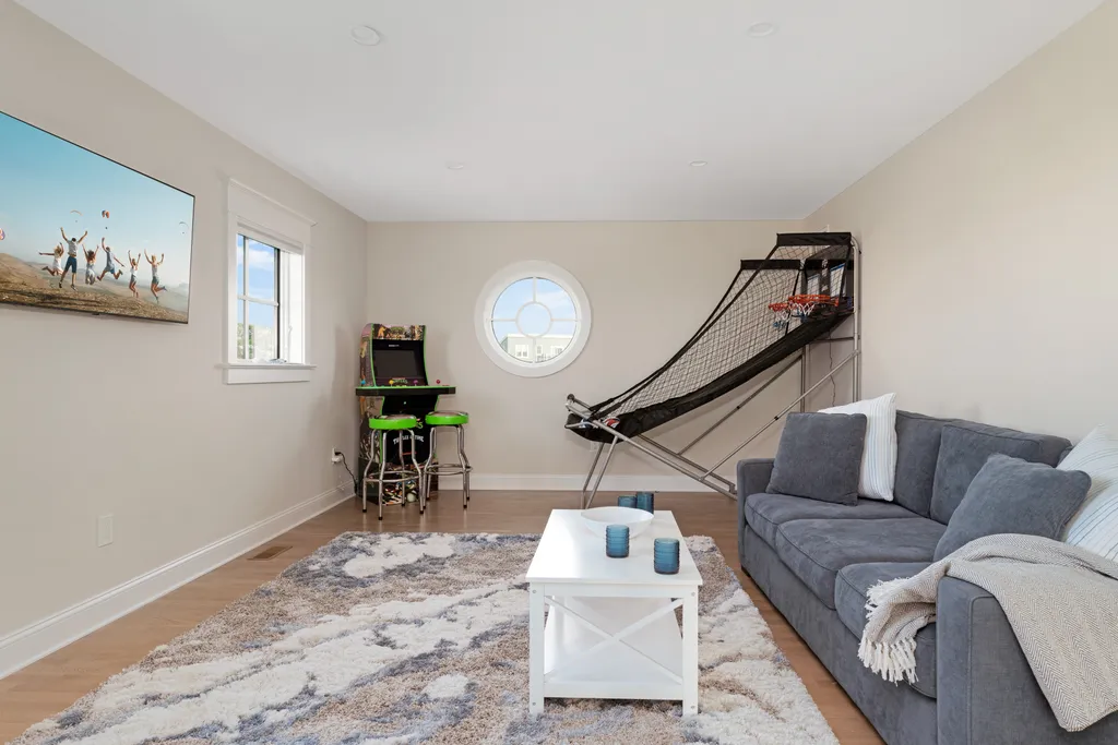 Modern comfort, beach vibes included