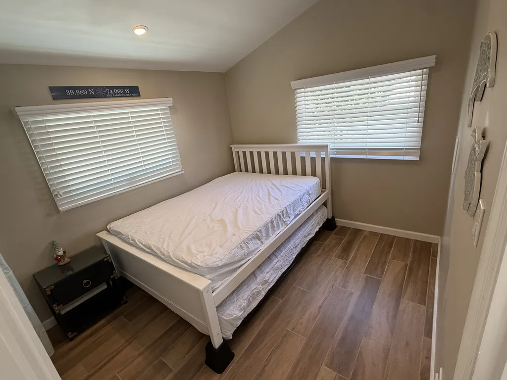 full bed with trundle twin that pops up