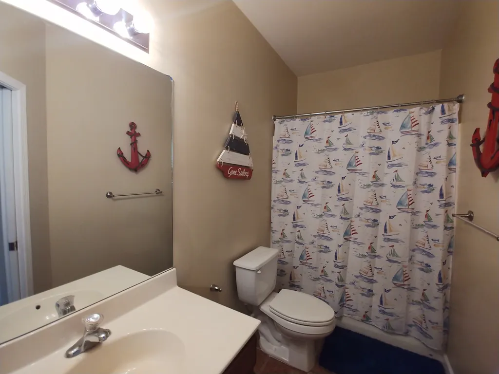 Upstairs full bathroom.