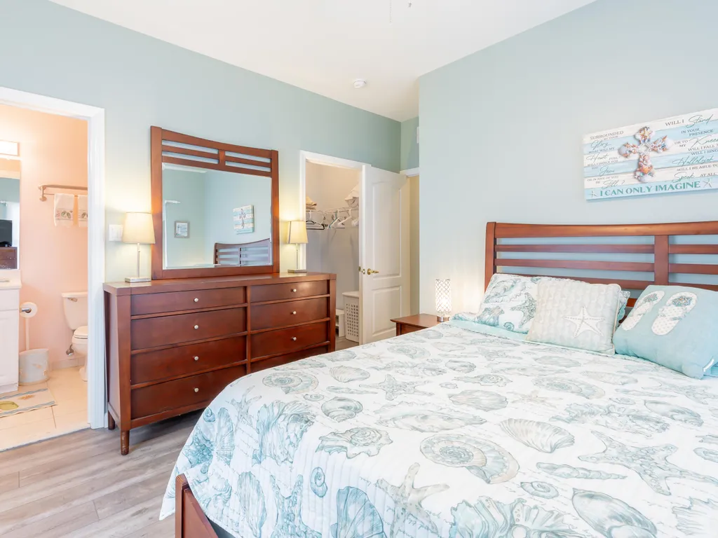 Primary bedroom (2nd floor) - king bed with en suite bathroom