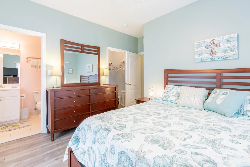 Primary bedroom (2nd floor) - king bed with en suite bathroom